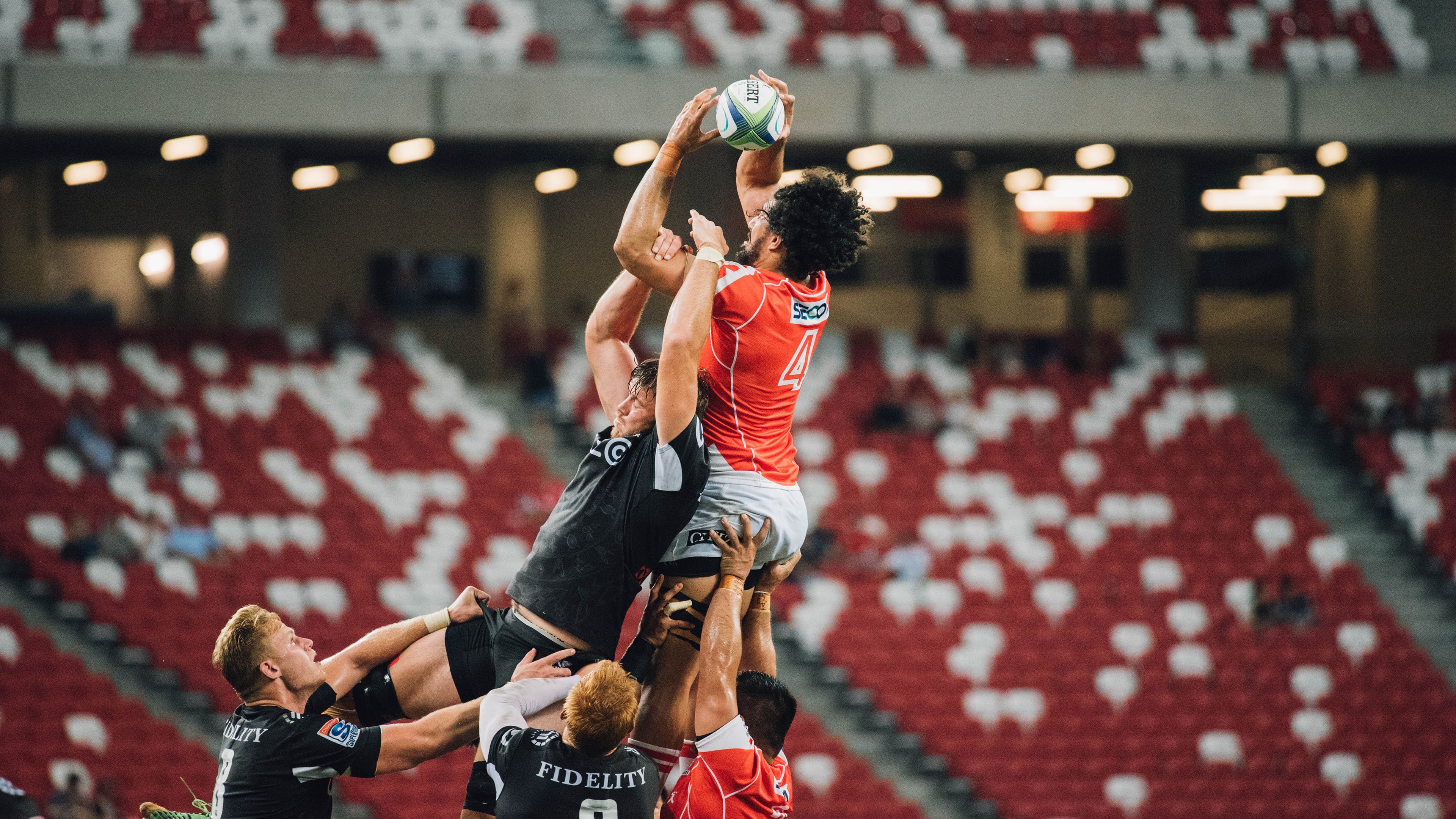 特色足球街区夜景设计融合灯光与科技,成为新晋城市名片,足球场夜间照明灯